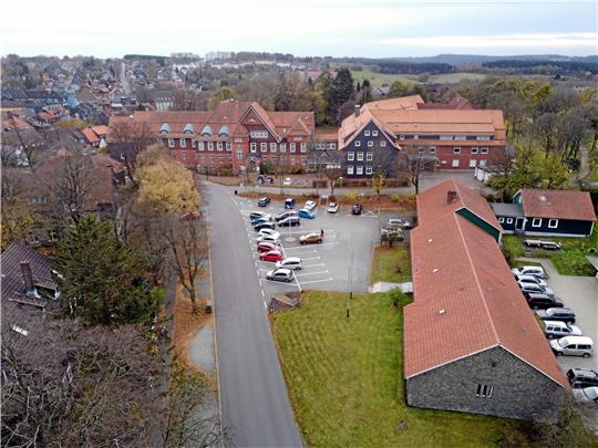 Das Krankenhaus in Clausthal-Zellerfeld aus der Vogelperspektive. Voraussichtlich droht im kommenden Jahr das Aus.  Foto: Neuendorf