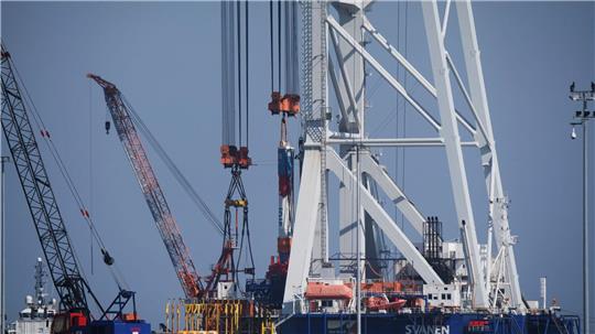 Das Kranschiff „Svanen“ kann sogenannte Monopiles - das sind Pfähle, auf denen die Windräder errichtet werden - in den Meeresboden rammen. (Archivbild)