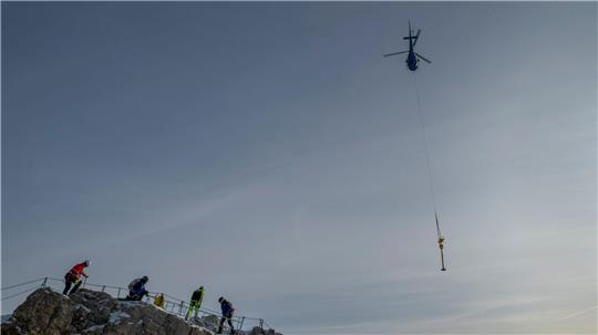 Das Kreuz der Zugspitze wurde für eine Restaurierung ins Tal geflogen.