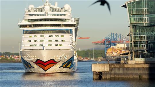 Das Kreuzfahrtschiff „AIDAsol“ kann Landstrom beziehen. (Archivbild) 