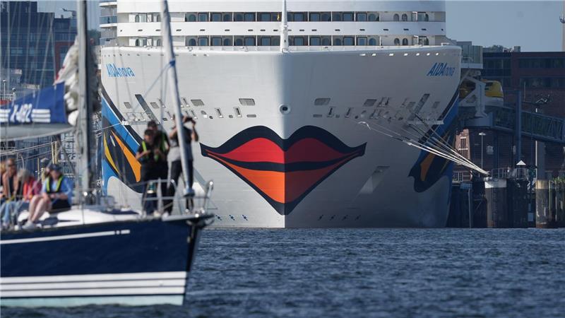 Das Kreuzfahrtschiff „Aidanova“ und weitere Kreuzfahrtschiffe liegen in der Kieler Förde an den Kreuzfahrtterminals.