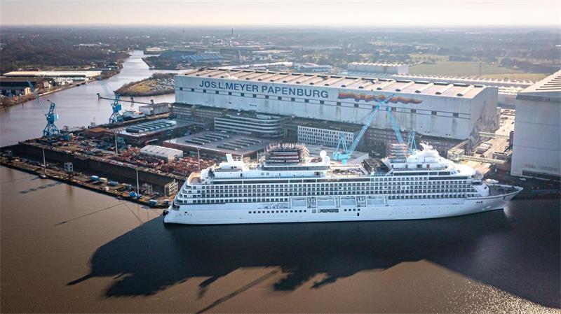 Das Kreuzfahrtschiff „Asuka III“ liegt im Januar 2025 vor der Meyer Werft in Papenburg. (Symbolbild)