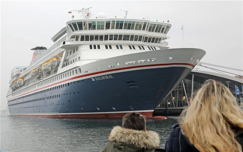 Militär rettet deutsche Touristin von Kreuzfahrtschiff Das Kreuzfahrtschiff «Balmoral» im Rostocker Hafen. (Archiv)