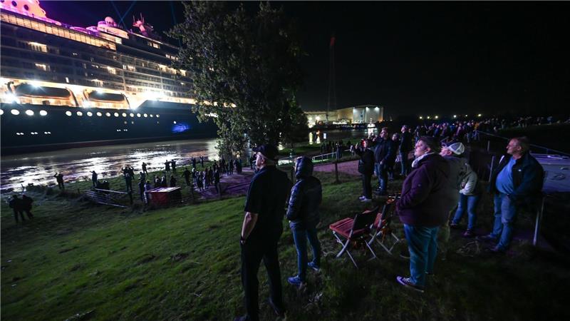 Neues Meyer-Kreuzfahrtschiff auf dem Weg Richtung Nordsee Das Kreuzfahrtschiff „Disney Destiny“ machte sich feierlich auf gen Nordsee.