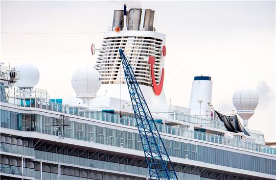 Das Kreuzfahrtschiff «Mein Schiff 3» der Reederei TUI Cruises liegt an einem Kai im Hafen.