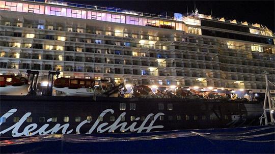Das Kreuzfahrtschiff „Mein Schiff 3“ ist in Bremerhaven mit zwei Containerschiffen zusammengestoßen. 