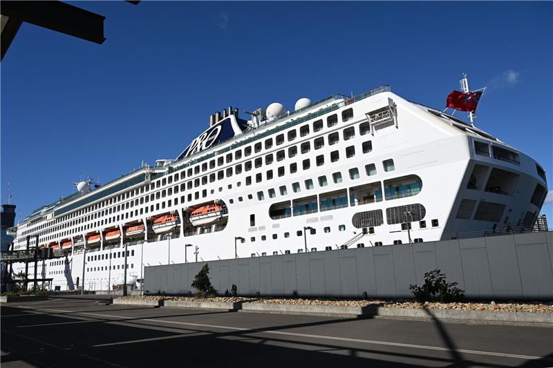 Mehr als 100 Corona-Fälle auf Kreuzfahrtschiff Das Kreuzfahrtschiff Pacific Explorer Cruise liegt im White Bay Cruise Ship Terminal in Sydney.