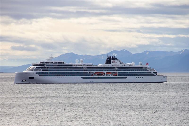 Riesenwelle trifft Kreuzfahrtschiff - Gast stirbt Das Kreuzfahrtschiff «Viking Polaris» liegt vor Ushuaia. Beim Aufprall einer gewaltigen Welle auf das Kreuzfahrtschiff auf Antarktis-Tour sind ein Fahrgast getötet und vier weitere verletzt worden.
