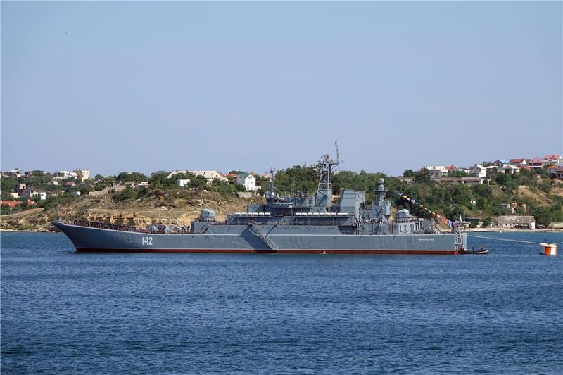 Russisches Kriegsschiff in Krim-Hafen getroffen - ein Toter Das Kriegsschiff «Nowotscherkassk» der russischen Schwarzmeerflotte vor der Hafenstadt.