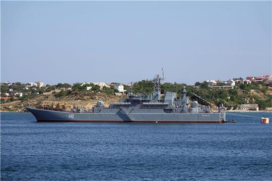 Das Kriegsschiff «Nowotscherkassk» der russischen Schwarzmeerflotte vor der Hafenstadt.
