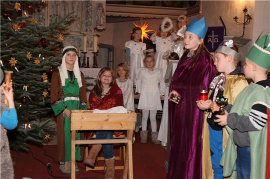 Das Krippenspiel vereint alle Mitwirkenden in Bethlehems Stall.