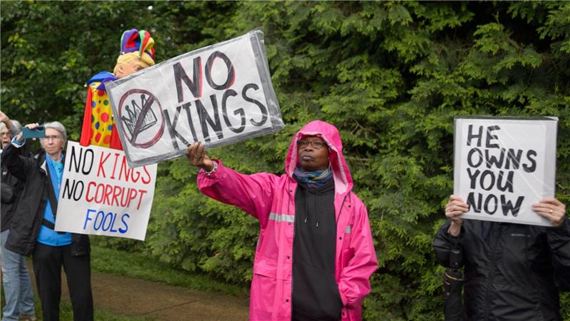 Krypto-Dinner mit Trump begleitet von Protesten Das Krypto-Dinner mit dem Präsidenten stößt auf Kritik und wird von Protesten begleitet.