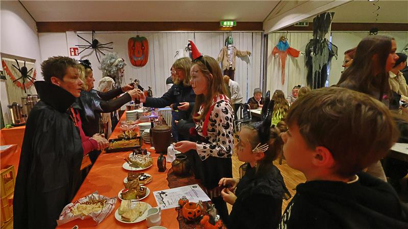 Veranstaltung bricht Rekord: Oker zittert beim „Schelloween“-Grusel Das Kuchenbuffet bei „Schelloween“ ist schnell ausverkauft.