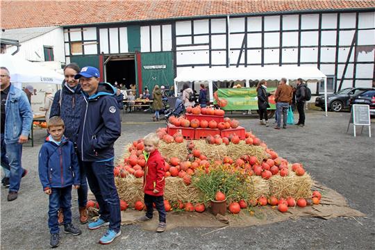 Das Kürbisfest auf dem Buritzhof bietet für viele Besucher am Wochenende die Möglichkeit, regionale Produkte zu kaufen und die ein oder andere Leckerei zu probieren. Fotos: Fricke