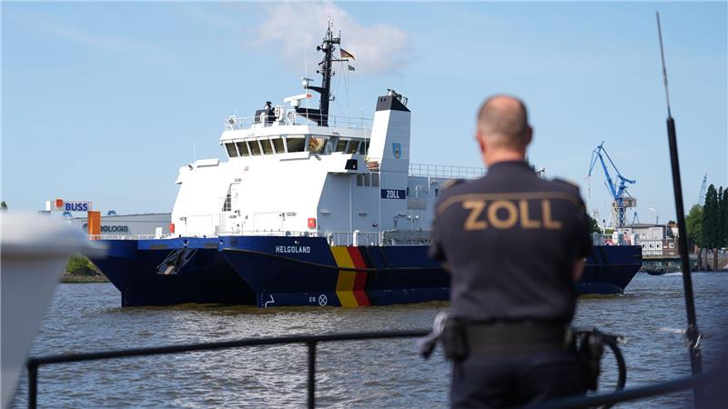 Zoll-Bilanz 2024: mehr Pakete, Marihuana und Kriegswaffen Das Küstenwachschiff „Helgoland“ liegt auf der Elbe im Hamburger Hafen.