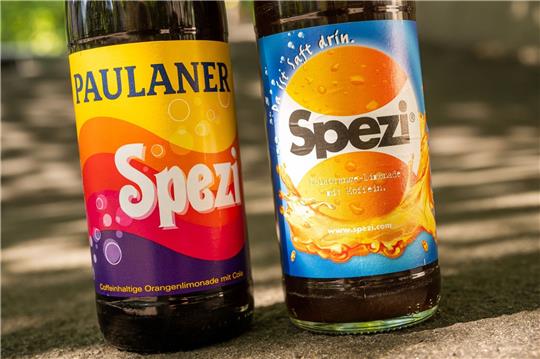 Das Kultgetränk «Spezi» - einmal von der Großbrauerei Paulaner und einmal von der Augsburger Riegele Brauerei. Wem gehört der begehrte Name?