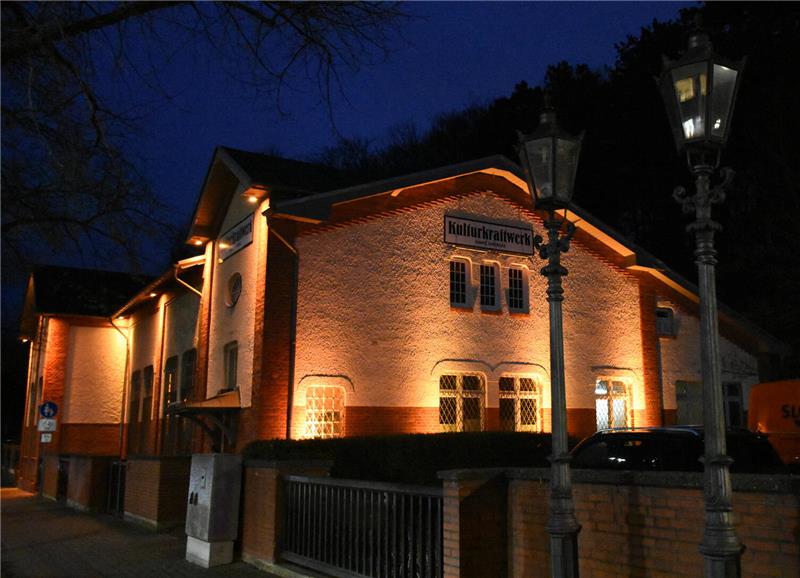 Das Kulturkraftwerk ist am Abend des "Orange-Day" in orangefarbenes Licht getaucht.