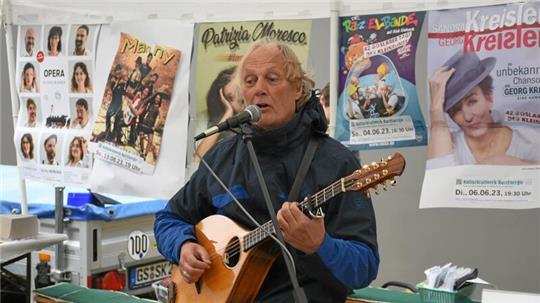 Das Kulturkraftwerk ist eine von Peter Kerlins Lieblingslocations; am Stand des Kleinkunstvereins sang er vergangenes Jahr Lieder beim Frühlingsfest auf dem Kuma.