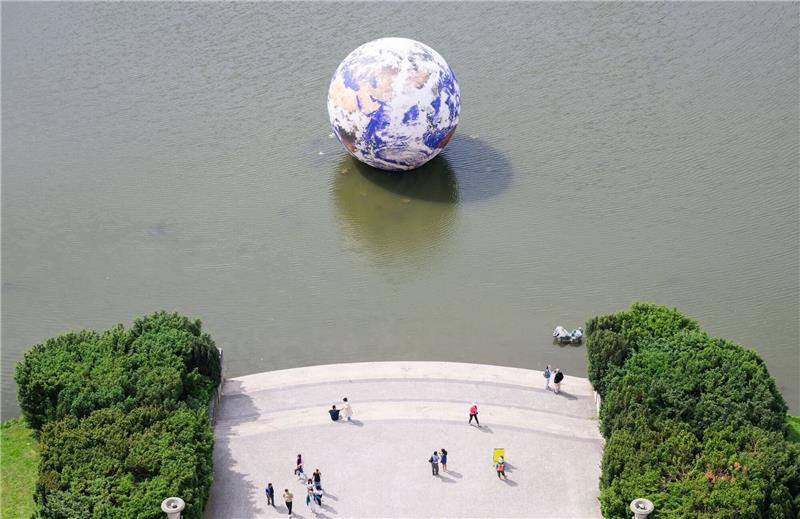 Schwimmende Erdkugel: Start der Kunstfestspiele Herrenhausen Das Kunstwerk „Floating Earth“ des Künstlers Luke Jerram schwimmt auf dem Maschteich.