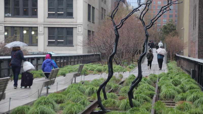 Das Kunstwerk „Forgiving Change“ des Berliners Timur Si-Qin auf der High Line.