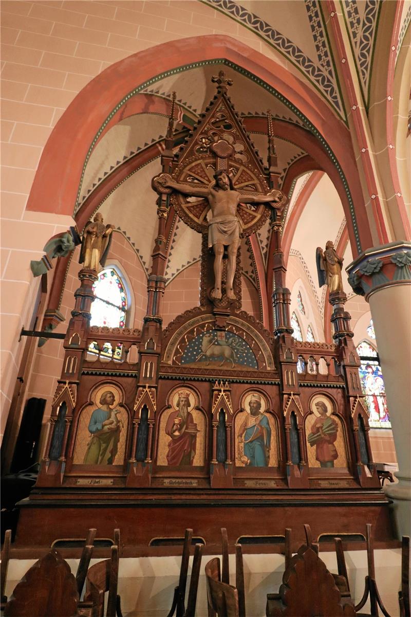 Die zweifache Kreuzigung und ihre besondere Geschichte Das Kunstwerk sieht aus, als wäre es für den Bogen des Querschiffs angefertigt worden – tatsächlich aber war es ein Aufsatz für den Altar der Astfelder Kirche.