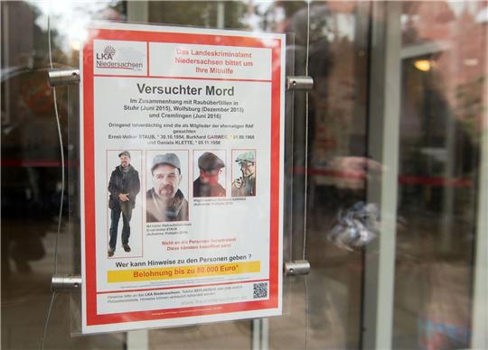 Das LKA Niedersachsen sucht mit einem Fahndungsplakat nach zwei ehemaligen Mitgliedern der Rote-Armee-Fraktion.
