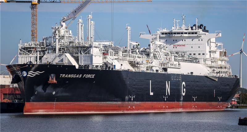 DIW: Überdimensionierter LNG-Ausbau nicht erforderlich Das LNG Terminal-Schiff Transgas Force liegt im Kaiserhafen Drei an der Lloyd-Werft in Bremerhaven.