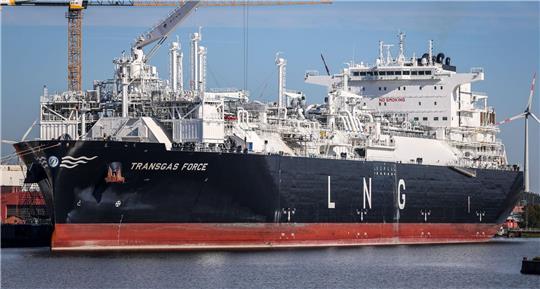 Das LNG Terminal-Schiff Transgas Force liegt im Kaiserhafen Drei an der Lloyd-Werft in Bremerhaven.