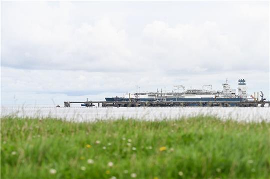 Das LNG-Terminalschiff "Höegh Esperanza" an ihrem Liegeplatz im JadeWeserPort.