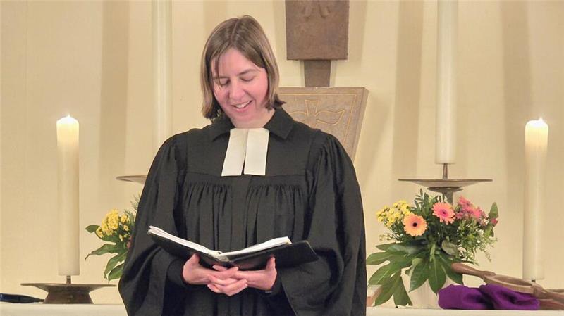 Das Lächeln der Pastorin bei der Predigt wirkt ansteckend auf die Besucher in der Kirche.
