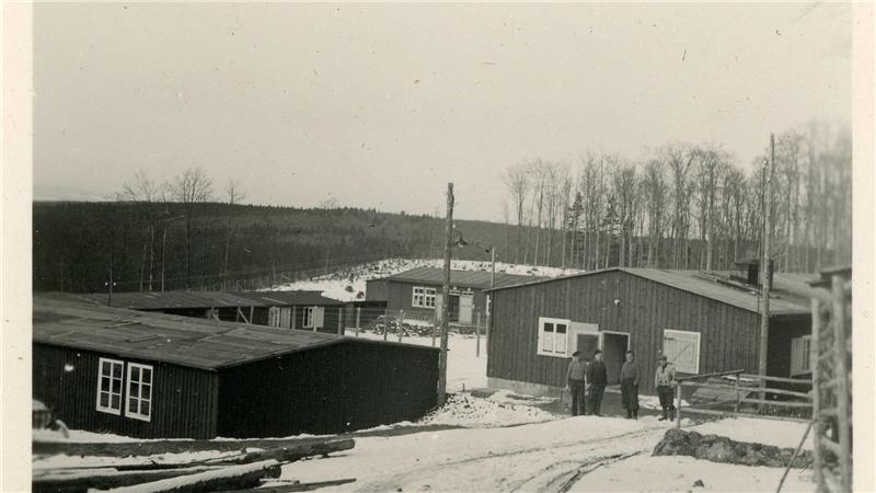 Einige Baracken im Schnee.