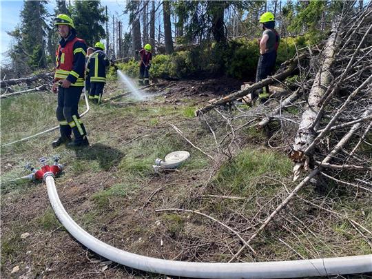 Das Lagerfeuer am Oderteich ist schnell gelöscht.  Foto: Feuerwehr