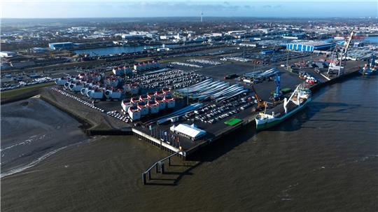 Das Land Niedersachsen investiert 30 Millionen Euro in eine neue Hafenstraße in Cuxhaven. (Archivbild)