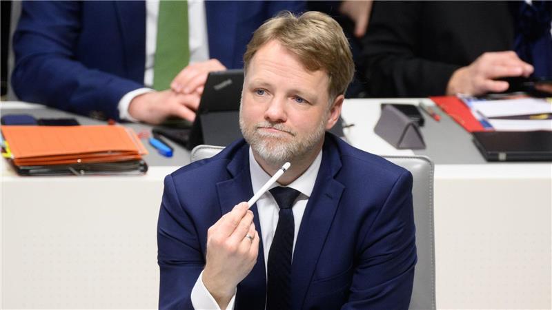 Das Land habe beim Solarausbau eine Vorbildfunktion, sagt Finanzminister Heere. (Archivbild)