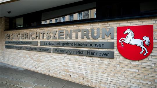 Das Landesarbeitsgericht verhandelt im Mai über die Klage von Zentrum gegen VW. (Symbolbild)