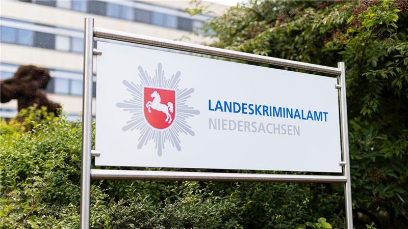 Das Landeskriminalamt Niedersachsen fahndet nach einem verurteilten Mörder. (Archivbild) 