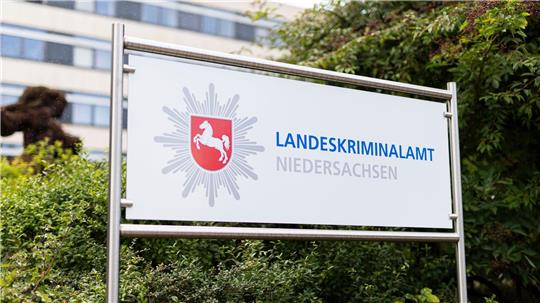 Das Landeskriminalamt Niedersachsen fahndet weiter nach einem verurteilten Mörder. (Archivbild) 