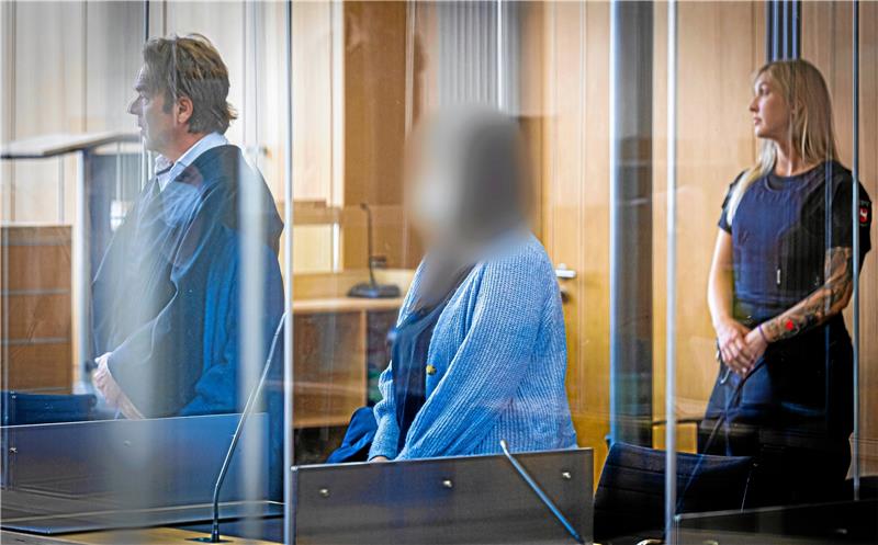 Das Landgericht Braunschweig hat im Juli vorigen Jahres eine seinerzeit 28-Jährige (auf dem Foto unkenntlich gemacht) wegen grausamer Misshandlungen an einer 24-jährigen Goslarerin zu einer Haft von sechs Jahren und fünf Monaten verurteilt. Jetzt müssen sich die Mutter und der Stiefvater der 24-Jährigen vor Gericht verantworten. Ihnen werden unter anderem Verabredung zum Mord und schwere Vergewaltigung vorgeworfen.  Foto: Moritz Frankenberg/dpa