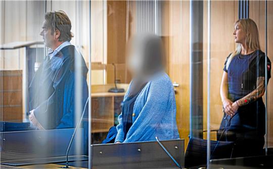 Das Landgericht Braunschweig hat im Juli vorigen Jahres eine seinerzeit 28-Jährige (auf dem Foto unkenntlich gemacht) wegen grausamer Misshandlungen an einer 24-jährigen Goslarerin zu einer Haft von sechs Jahren und fünf Monaten verurteilt. Jetzt müssen sich die Mutter und der Stiefvater der 24-Jährigen vor Gericht verantworten. Ihnen werden unter anderem Verabredung zum Mord und schwere Vergewaltigung vorgeworfen.  Foto: Moritz Frankenberg/dpa
