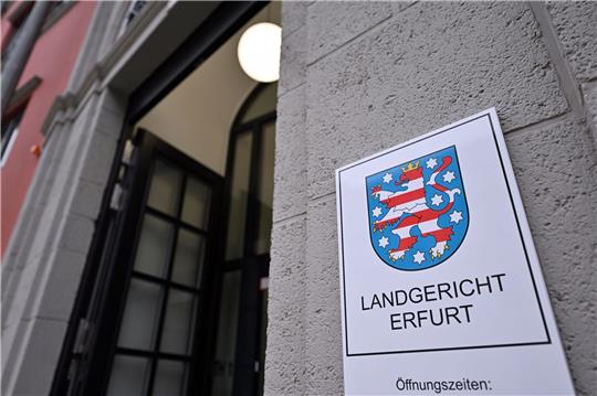 Das Landgericht Erfurt verhandelt einen Fall gegen einen 74-jährigen Mann, der in seiner Wohnung operative Eingriffe an mehreren Männern gegen Bezahlung durchgeführt haben soll.