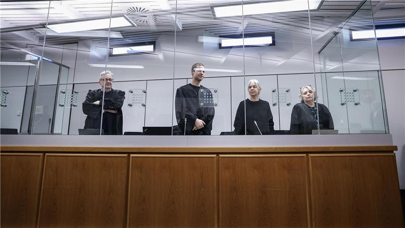 Klette-Verteidigung scheitert mit mehreren Anträgen Das Landgericht Verden lehnte die Anträge der Verteidigung ab. Die frühere RAF-Terroristin Daniela Klette (2.v.r.) wird von Ulrich von Klinggräff, Lukas Theune und Undine Weyers (v.l.) vertreten.