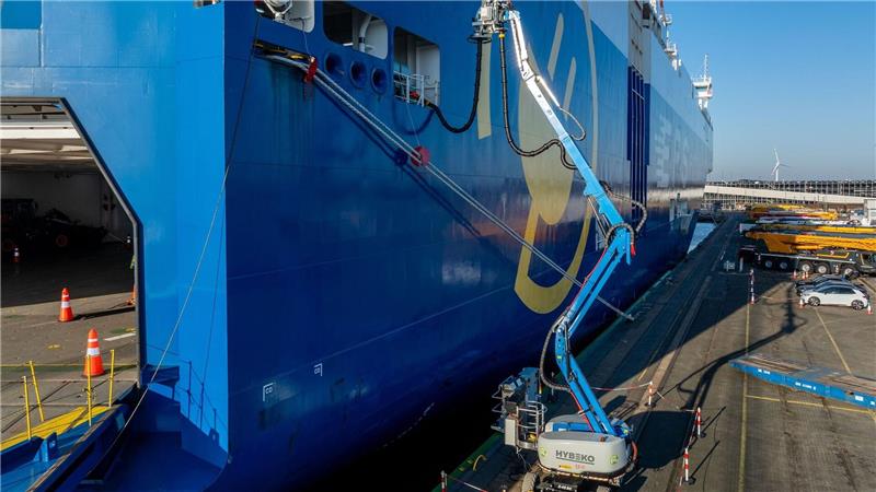 Das Landstromkabel wird mit einem Kran angehoben. (Handout)