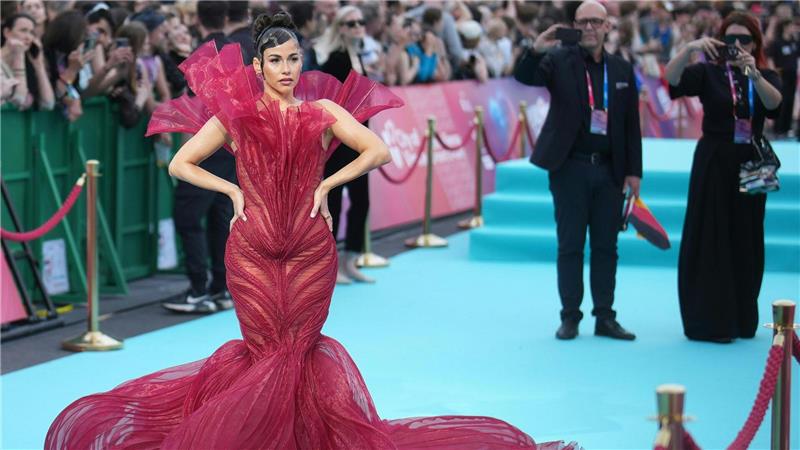 Das Lange Kleid von Sarah Engels war nicht immer einfach zu bändigen.