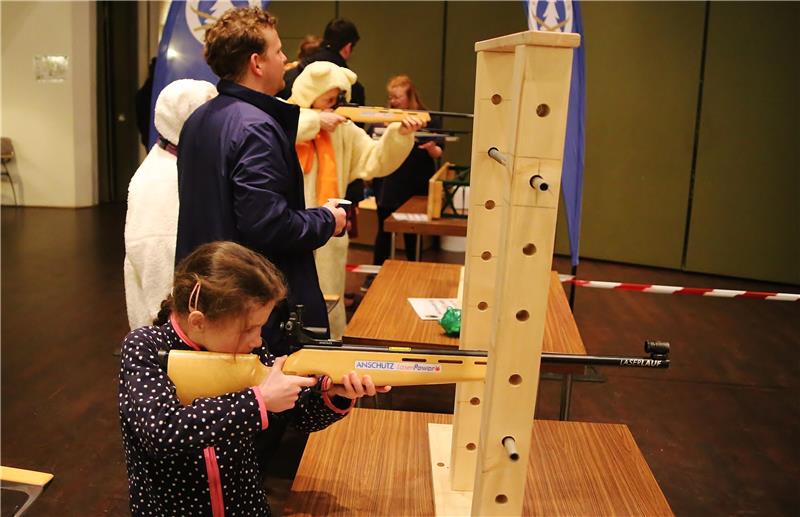 Das Laser-Gewehr-Schießen zum Biathlon wird auch im Kurhaus ausgetragen.