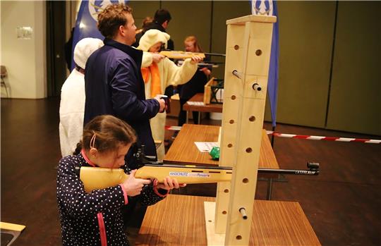 Das Laser-Gewehr-Schießen zum Biathlon wird auch im Kurhaus ausgetragen.
