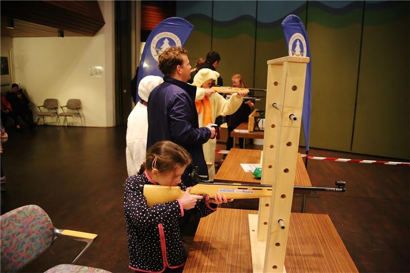 „Schietwetter“: Andreasberger Winterfest fällt ins Wasser Das Laser-Schießen des Ski-Clubs ist auch im Saal des Kurhauses gut besucht.