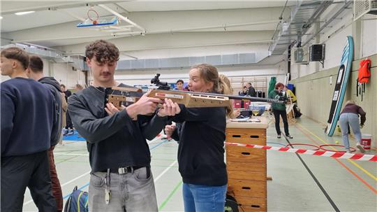Das Lasergewehr zieht viele interessierte Studenten an. Damit bietet die TU auch das Training von Biathlon an.