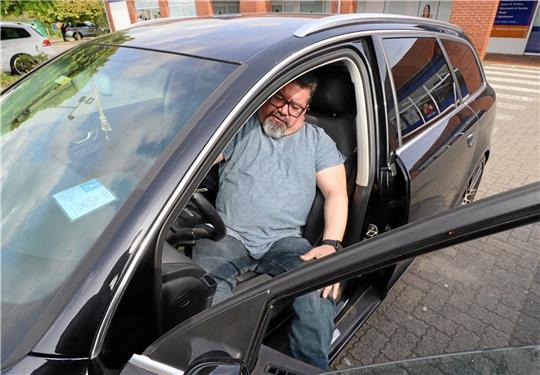 Das Laufen und der Ausstieg aus dem Auto ist für Aydin Ayboga beschwerlich. Foto: Jambrek