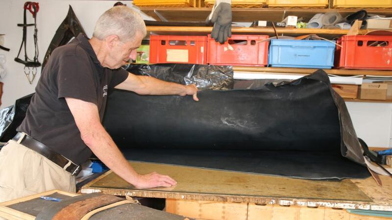 Handwerk aus Leidenschaft: Westernsattel aus Dörnten Das Leder von einem Rind benötigt Sattlermeister Peter Giesecke, um einen Westernsattel in Handarbeit anzufertigen.