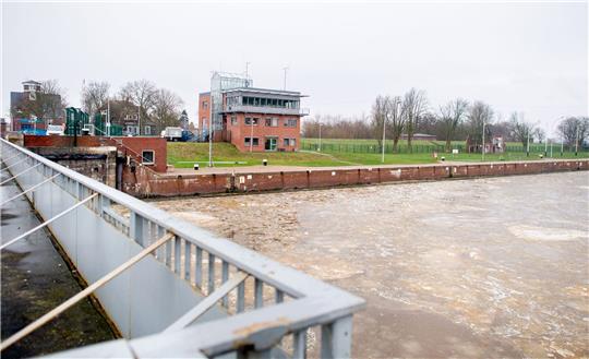 Das Leitstandgebäude steht an der Schleusenkammer der Großen Seeschleuse.